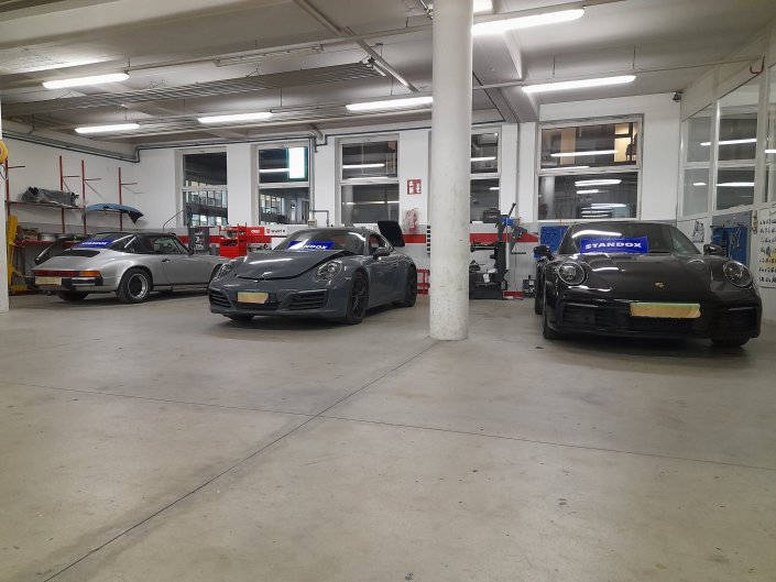 Originalaufnahme aus der Maia-2-Galerie: mehrere Porsche in der Werkstatt
